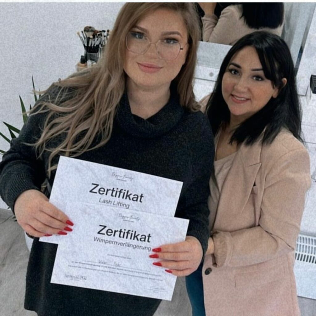 Erfolgreiche Teilnehmerin mit Zertifikat der Lashes Akademie by Duygus Beauty (1)