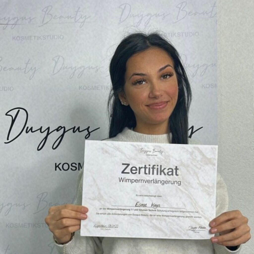 Erfolgreiche Teilnehmerin mit Zertifikat der Lashes Akademie by Duygus Beauty (2)
