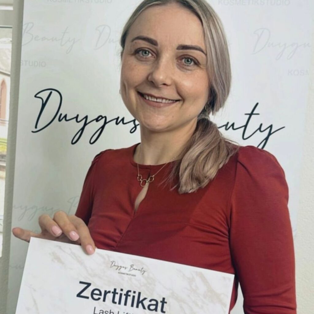 Erfolgreiche Teilnehmerin mit Zertifikat der Lashes Akademie by Duygus Beauty (4)