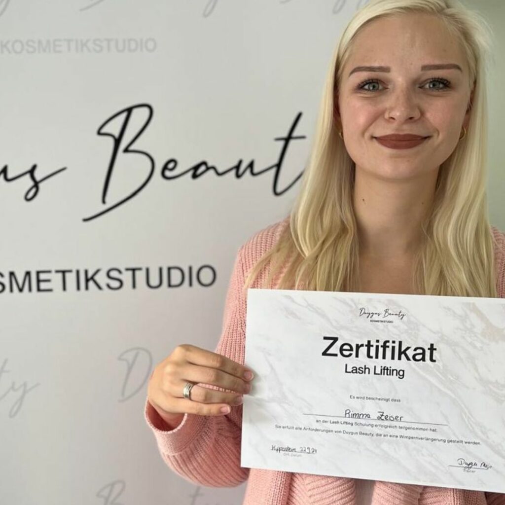 Erfolgreiche Teilnehmerin mit Zertifikat der Lashes Akademie by Duygus Beauty (3)